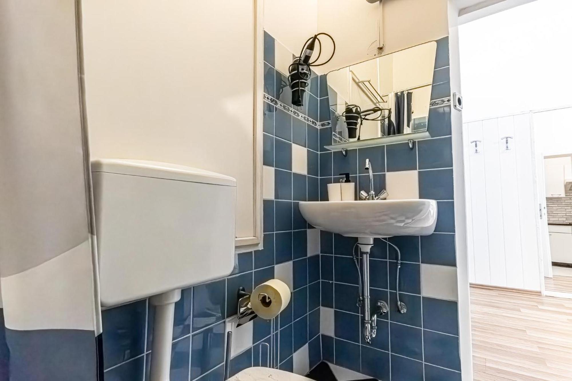 Explore Vienna: 1Br Retreat Near Westbahnhof 외부 사진